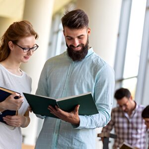 dos jovenes consultando dudas